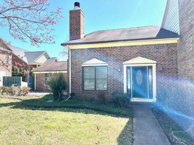 Main picture of 122 W Lake Cir