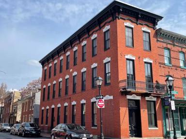 Main picture of 833 S Bond St