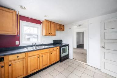 Main picture of 125 N McCullum St