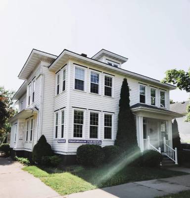 Main picture of 452 Main St