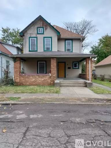 Main picture of 2435 N Kenwood Ave
