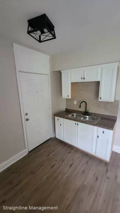 Main picture of 1003 W 58th St
