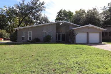 Main picture of 132 NE Michael Dr