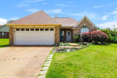 Main picture of 80 Village Dr