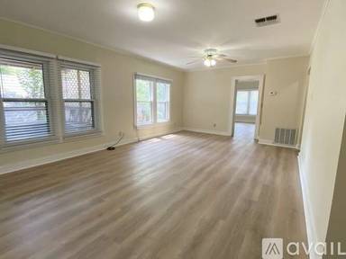 Main picture of 902 E College St