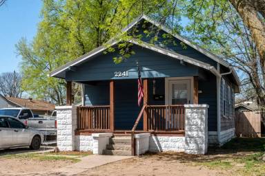 Main picture of 2241 S Topeka Ave