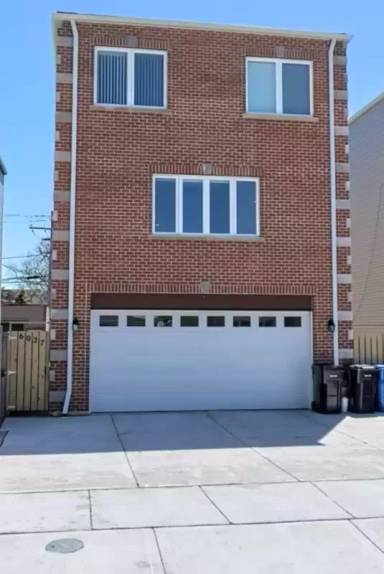 Main picture of 6027 W Giddings St