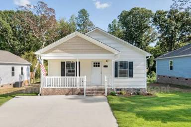 Main picture of 649 Laundry St