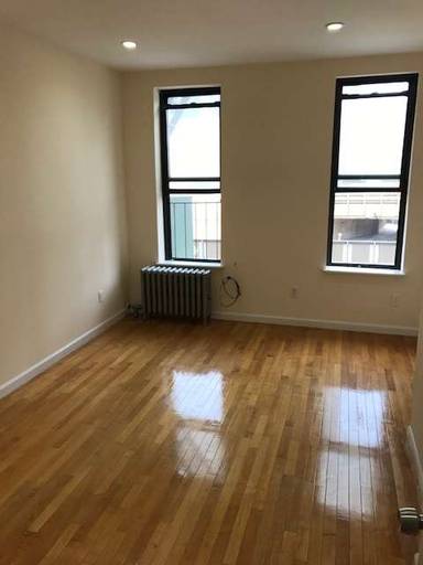 Main picture of 432  West 38th St