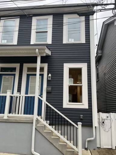 Main picture of 420 Sample St