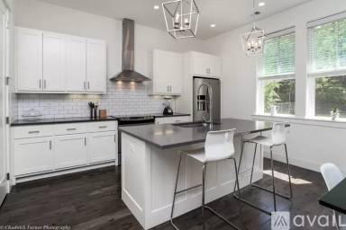 Main picture of 306 NW H St