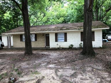Main picture of 320 Cummins St