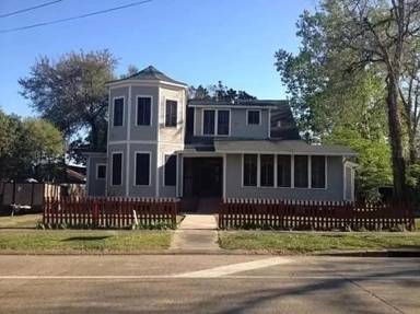 Main picture of 215 Versailles Blvd