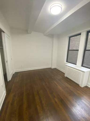 Main picture of 25 W 68th St
