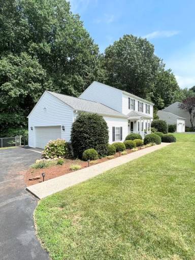 Main picture of 108 Fieldstone Ct