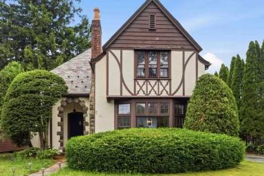 Main picture of 10 N Elk Ave