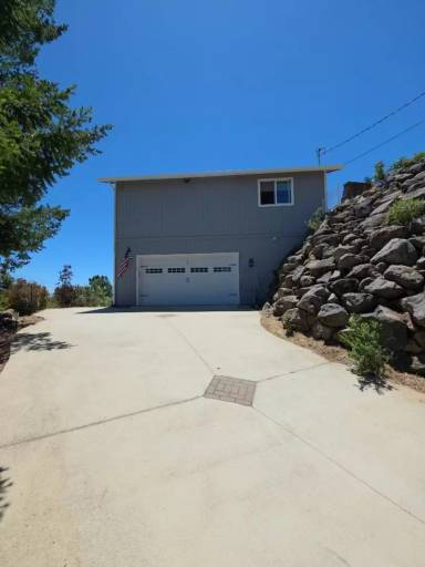 Main picture of 8115 Mountain Crest Dr