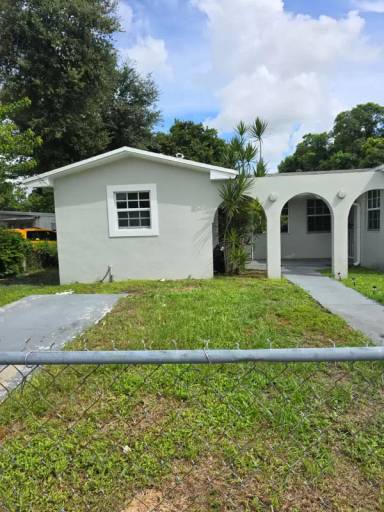 Main picture of 2425 NW 104th St