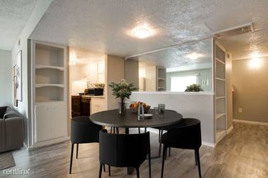 Main picture of 1012 W Pioneer Pkwy