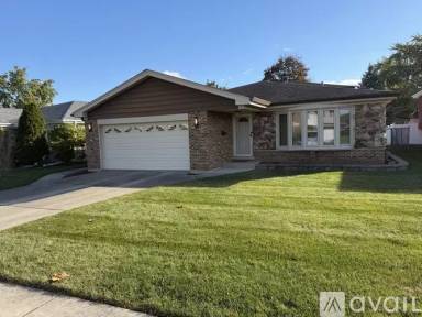 Main picture of 585 Leahy Cir