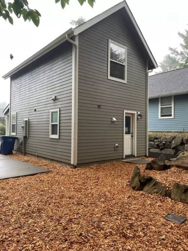 Main picture of 420 SE Oar Ave