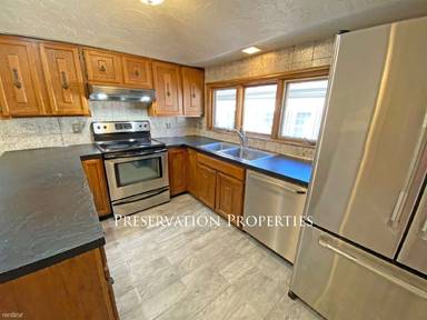 Main picture of 1619 Centre St