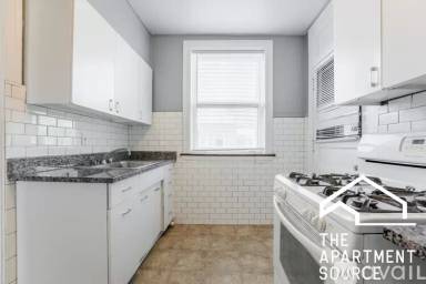 Main picture of 1426 W Thome Ave