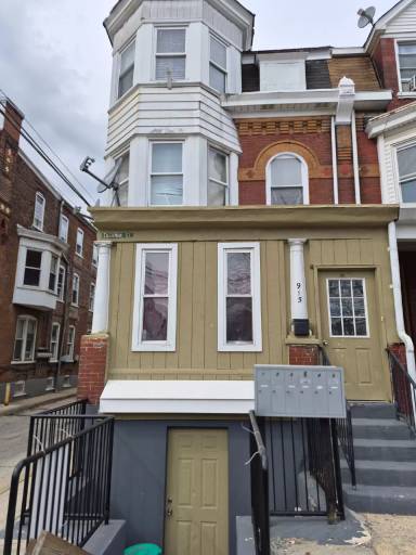Main picture of 915 W Tilghman St