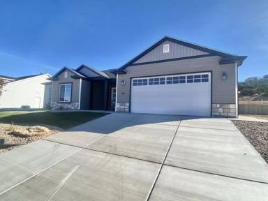 Main picture of 122 N Strathmore Ln