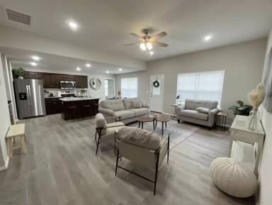 Main picture of 112 E Rosalie