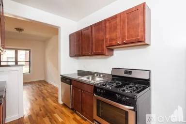 Main picture of 813 W Waveland Ave