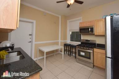 Main picture of 950 W Addison St