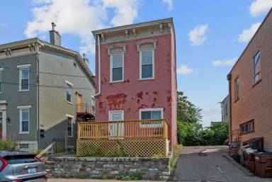 Main picture of 105 E 8th St