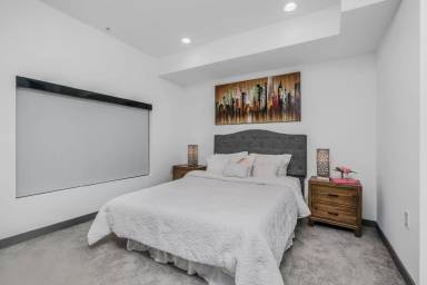 Main picture of 5066 Romaine St