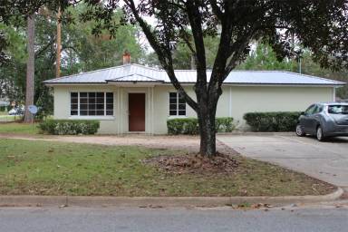 Main picture of 300 S Magnolia St
