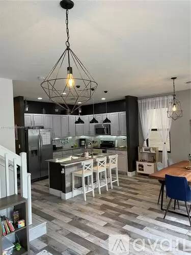 Main picture of 608 NE 191st St