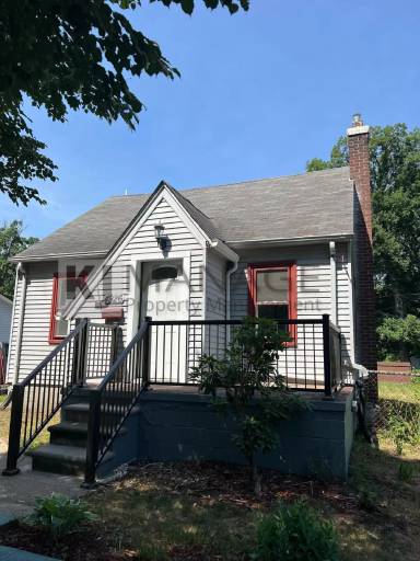 Main picture of 4926 Moore St