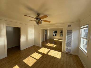 Main picture of 1637 N Kenmore Ave