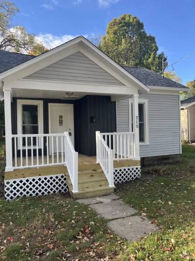 Main picture of 215 W Maple St