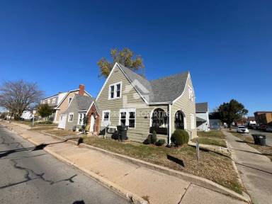 Main picture of 202 E 13th St