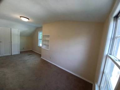 Main picture of 915 Peter Ave