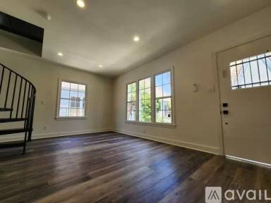 Main picture of 537 N Orange Dr