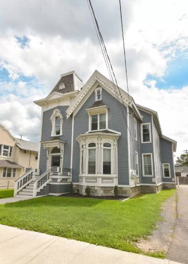 Main picture of 17 Tompkins St