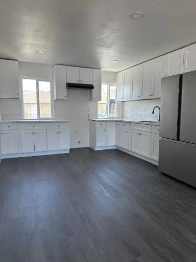 Main picture of 1705 N Sierra Way