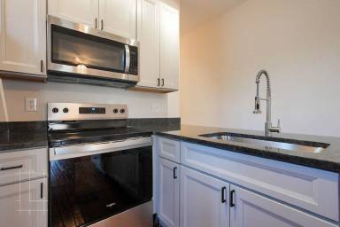 Main picture of 880 Hamlet St