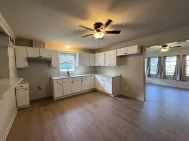 Main picture of 616 E 11th St