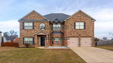 Main picture of 32 Caen Dr
