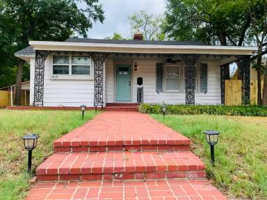 Main picture of 405 Houston St