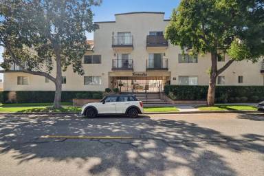 Main picture of 421 N Kenneth Rd