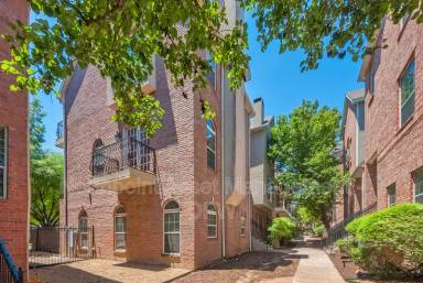 Main picture of 5713 Lewis St
